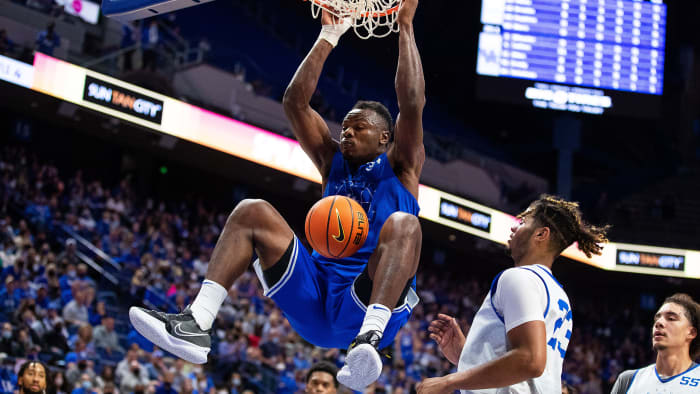 Kentucky forward Oscar Tshiebwe dunks during the Blue-White game